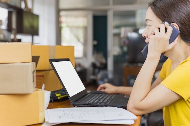 Mulher que trabalha no escritório