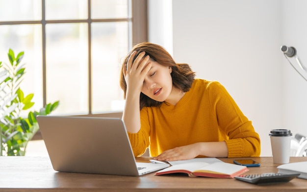 mulher que trabalha no escritório