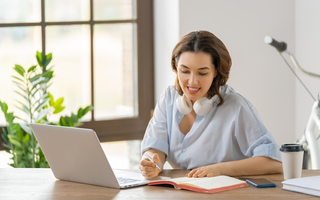 Mulher que trabalha no escritório