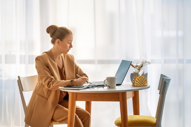 mulher que trabalha no escritório