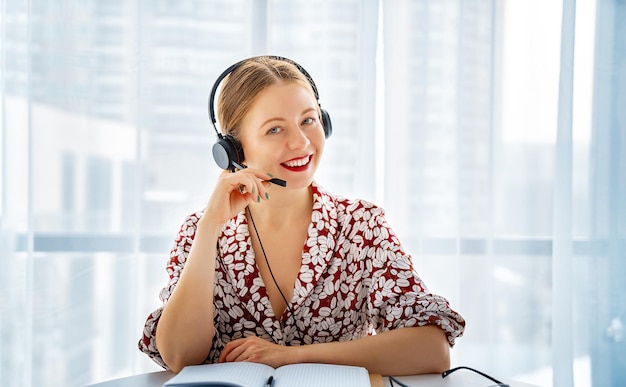 mulher que trabalha no escritório