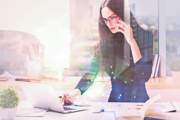 mulher que trabalha no escritório