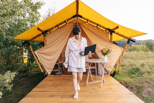 Mulher que trabalha no laptop Conceito de viagem