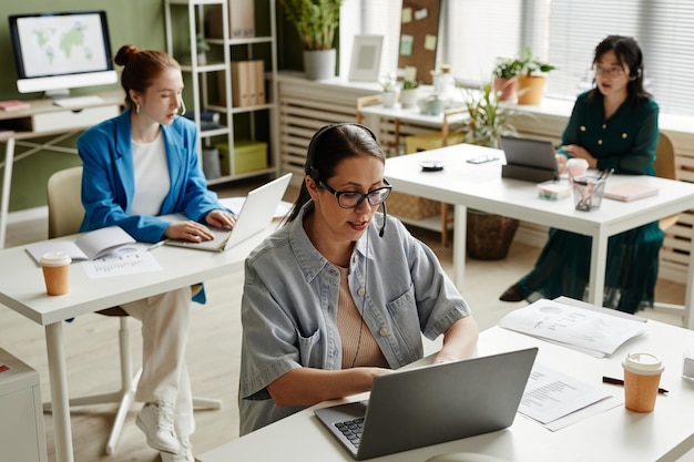 Mulher que trabalha no serviço de call center