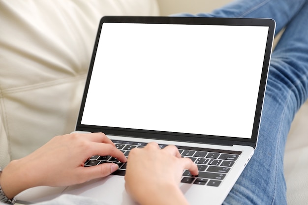 Mulher que usa o computador portátil com a tela em branco para mock up fundo modelo