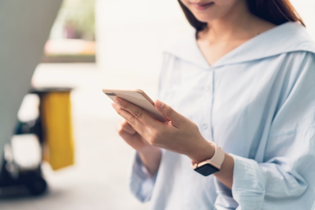 Mulher que usa o smartphone, durante o tempo de lazer. o conceito de usar o telefone.