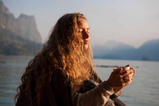 Mulher quente no sol da manhã