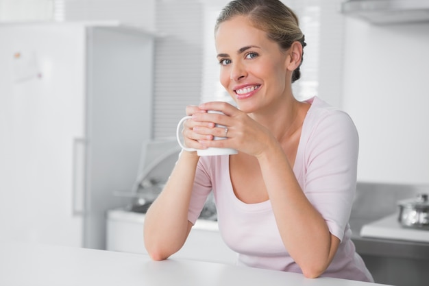 Mulher radiante tomando café