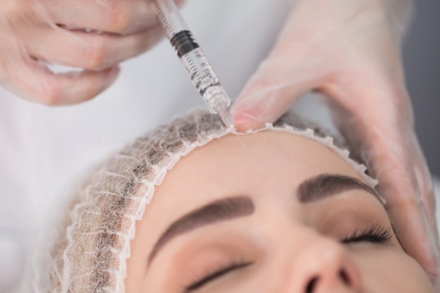 mulher recebendo injeção plástica de botox