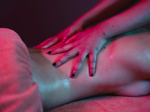 Mulher recebendo massagem no spa