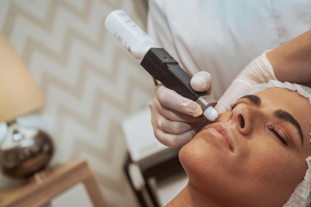 Foto mulher recebendo procedimentos cosméticos no centro de beleza