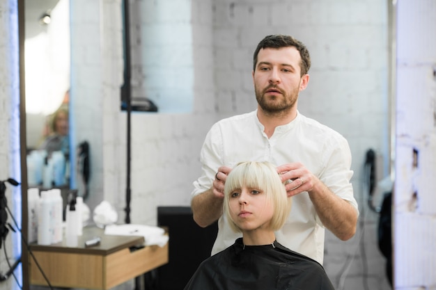 Mulher recebendo seu novo penteado no salão