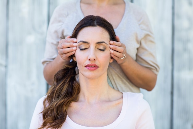 Mulher recebendo terapia de reiki