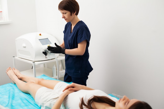 Mulher recebendo tratamento a laser em um salão de beleza