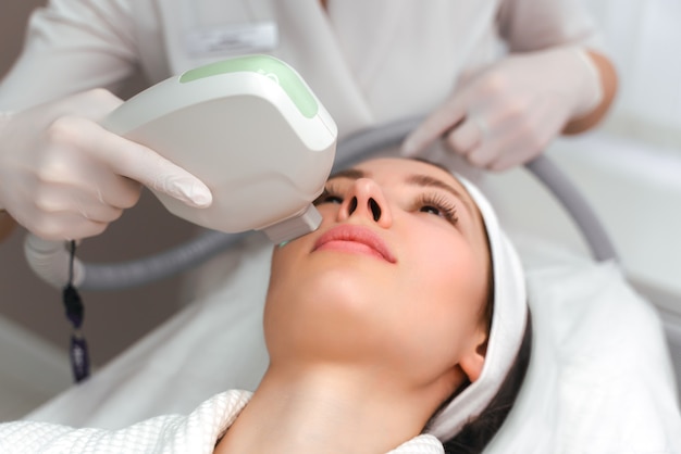 Mulher recebendo tratamento facial Hydro Microdermoabrasão peeling na clínica de Spa de beleza cosmética. Hidra