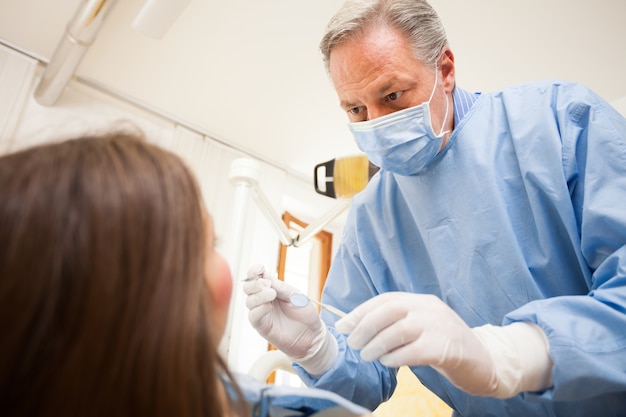 Mulher, recebendo, um, tratamento dental