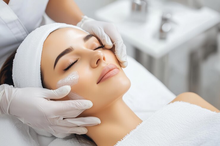 Foto mulher recebendo um tratamento facial em um spa desfrutando de relaxamento e cuidados com a pele em um ambiente sereno