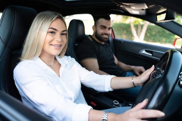 Mulher recebendo uma aula de condução no carro