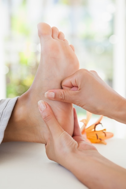 Mulher recebendo uma massagem nos pés
