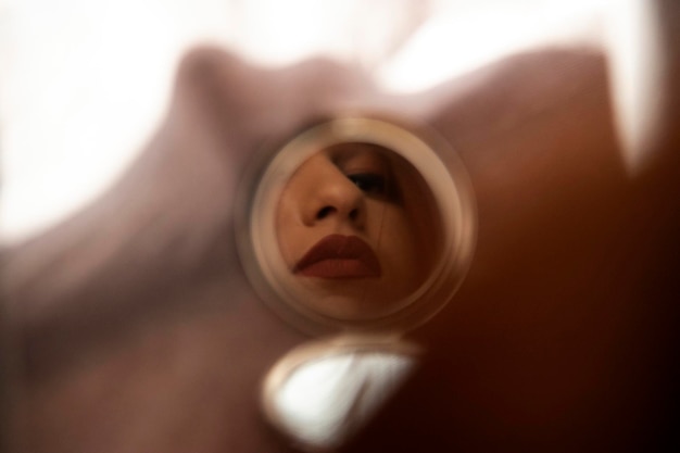 Mulher refletida no espelho