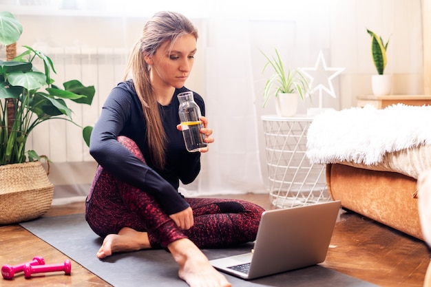 Mulher relaxa após o treino