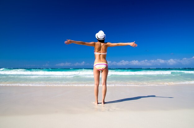 mulher relaxa na praia