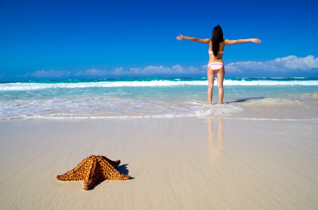 Foto mulher relaxa na praia