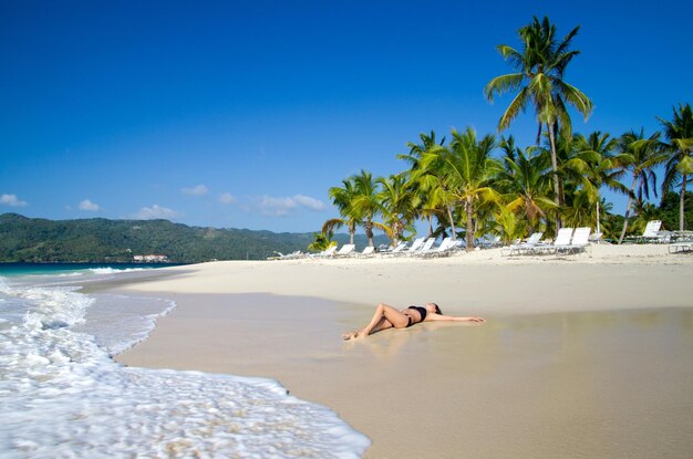 mulher relaxa na praia