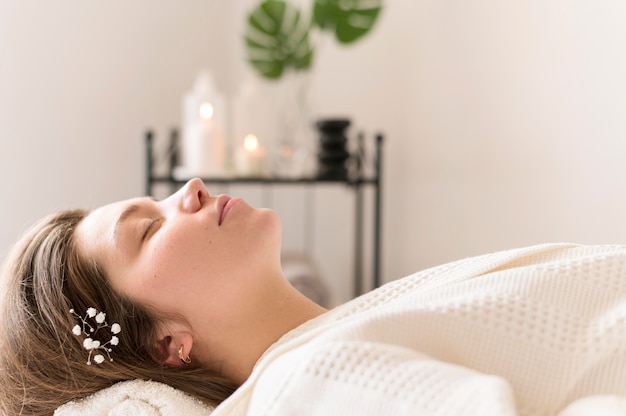 Foto mulher relaxada com flor no cabelo