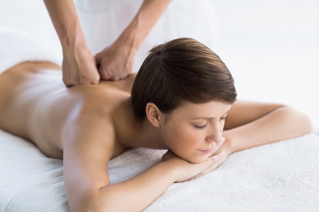 Mulher relaxada, desfrutando de massagem nas costas