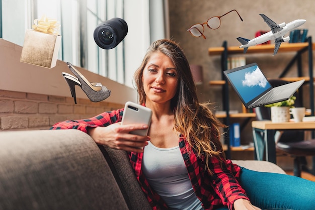 Mulher relaxada fazendo compras com aplicativo móvel em casa