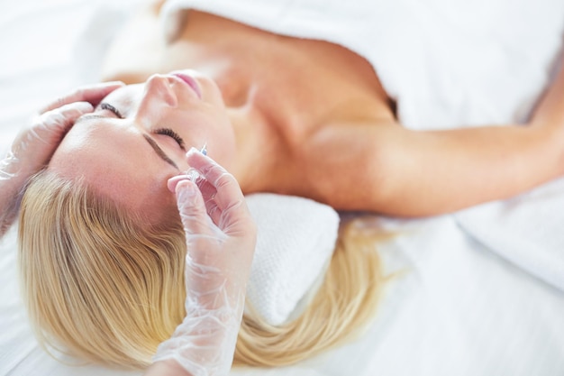 Mulher relaxada recebendo massagem nas costas em centro de spa