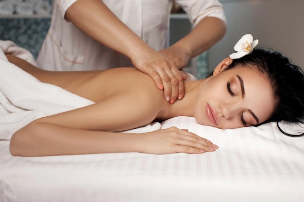 Mulher relaxada recebendo massagem