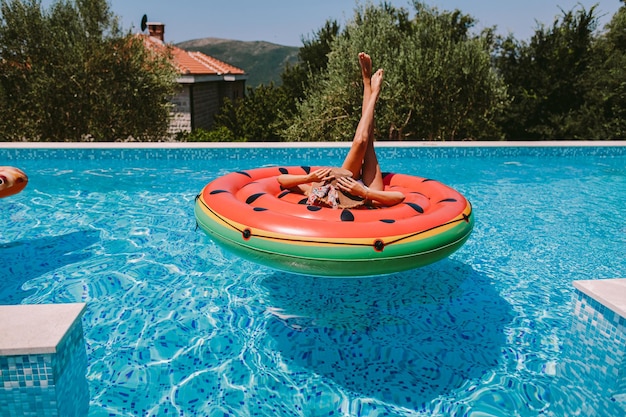 Mulher relaxando em uma jangada de piscina