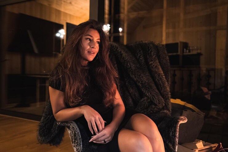 Foto mulher relaxando em uma luxuosa suíte de hotel alpino com interior de madeira