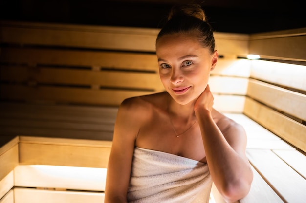 Foto mulher relaxando em uma sauna