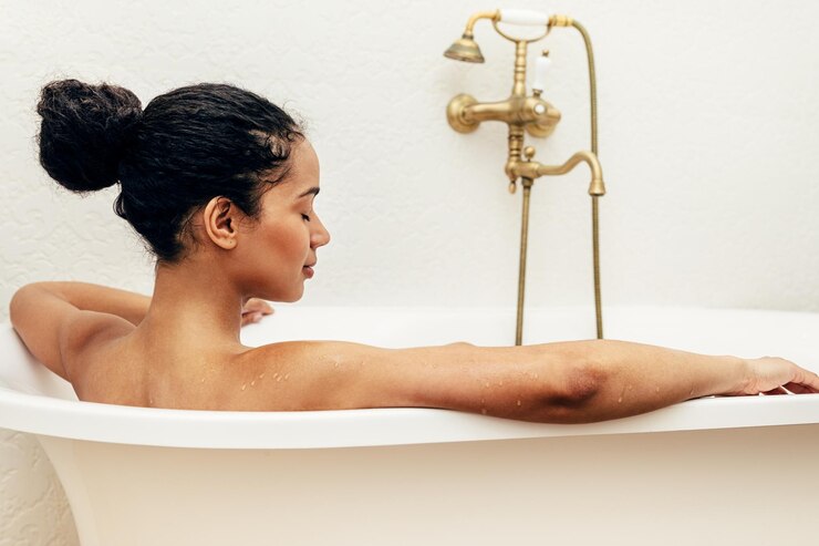 Foto mulher relaxando na banheira em casa