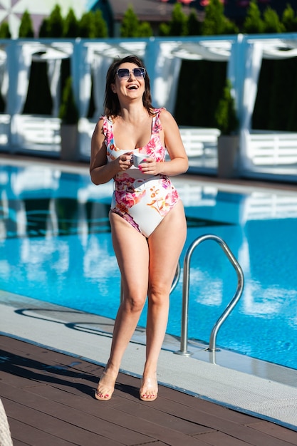 Mulher relaxando perto da piscina