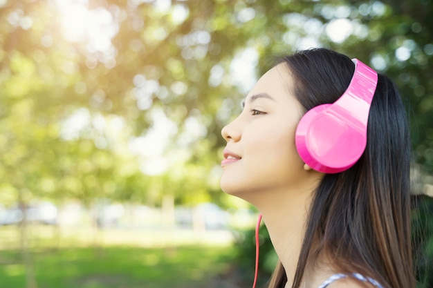 Mulher relaxante com escuta música com auscultadores