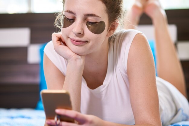 Mulher relaxante com telefone