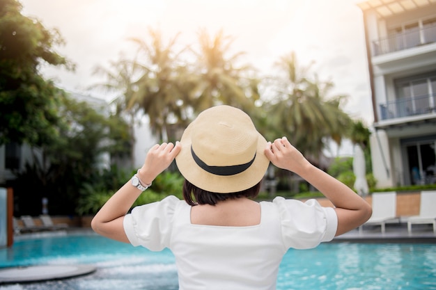 Mulher relaxante em hotel de luxo, férias de verão