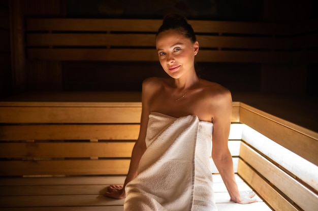 Mulher, relaxante, em, um, sauna