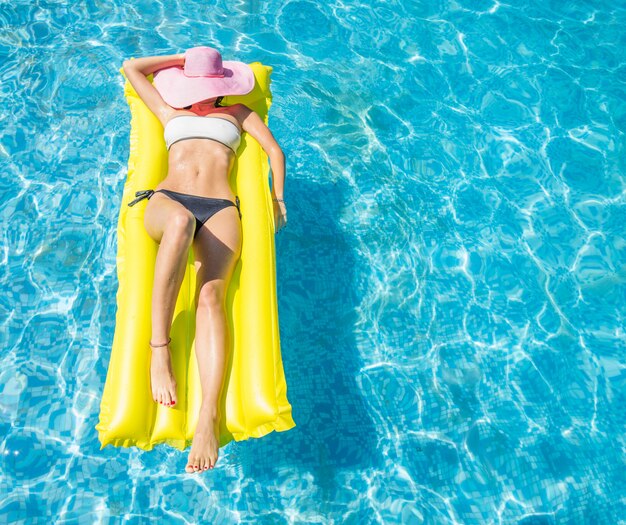 mulher relaxante na piscina