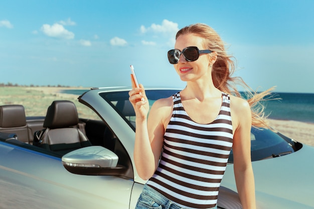 Mulher relaxante na praia no carro