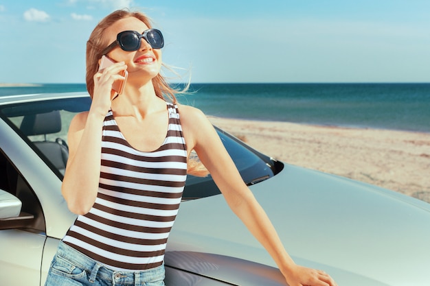 Mulher relaxante na praia no carro