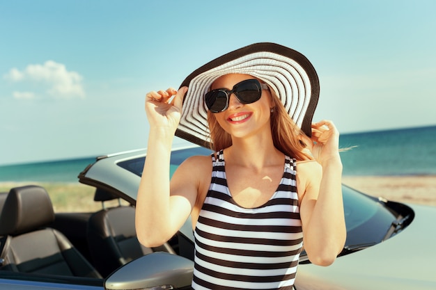 Mulher relaxante na praia no carro