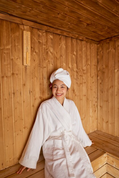 Mulher relaxante na sauna