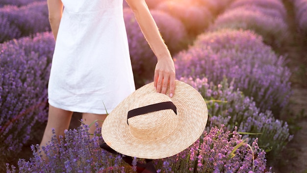 Foto mulher relaxante no campo de flores