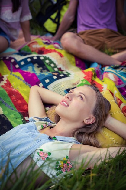 Mulher relaxante no parque de campismo