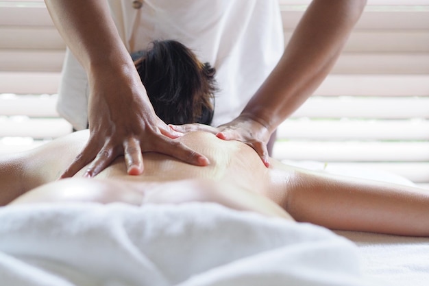 Mulher relaxante no spa